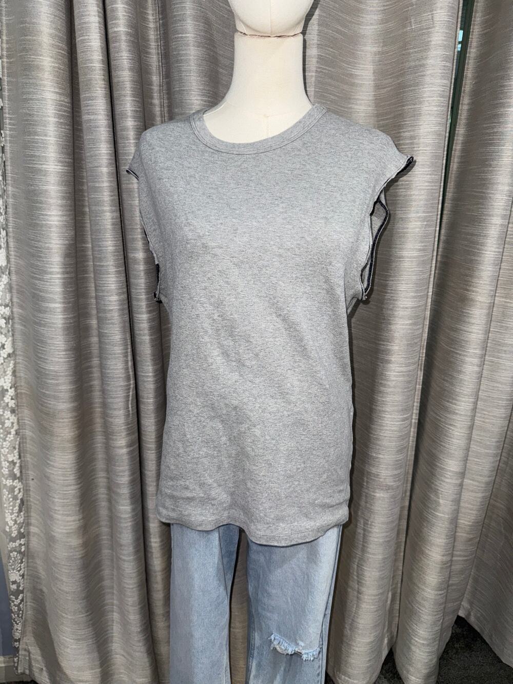 Vintage Gap cut off T-shirt in gray size medium